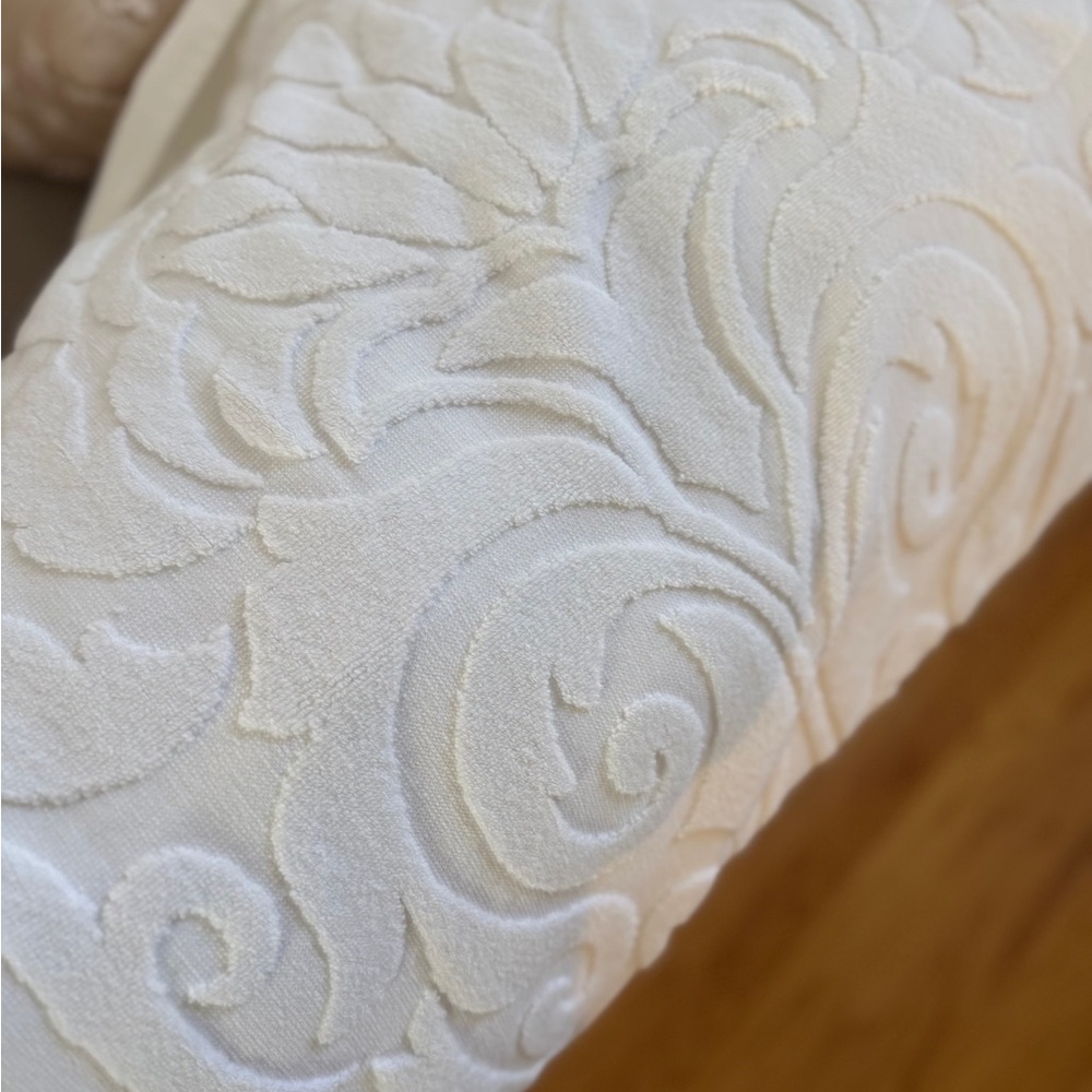Frontgate Resort Sculpted Bath Towel - NWT - Picture 13 of 15